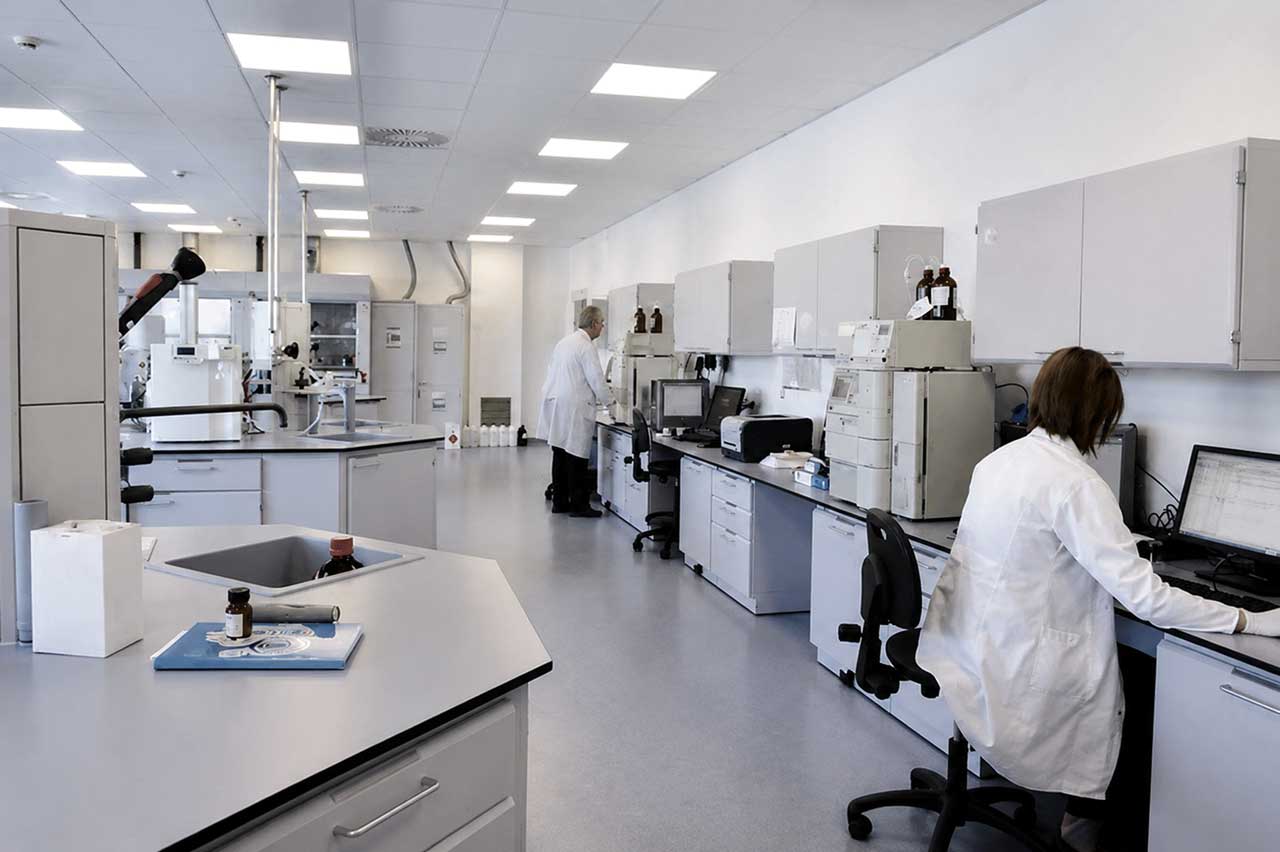 Modern ausgestattetes Labor der Wasserproben Lab GmbH für Wasseranalytik